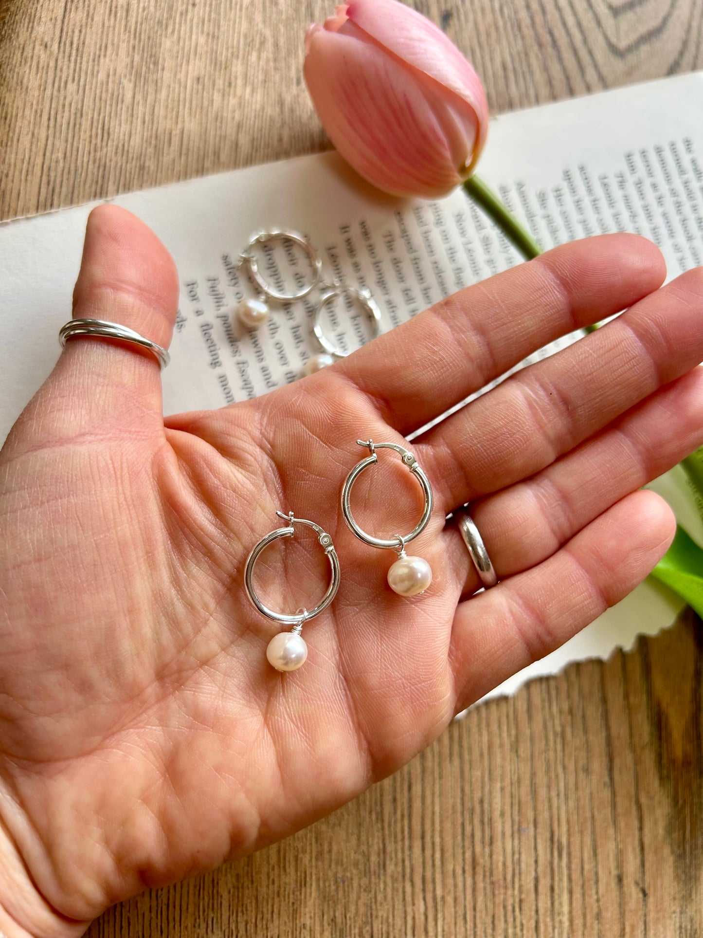 Freshwater Large Pearl Midi Hinged Hoop Earrings – (Large Pearl 🤍)