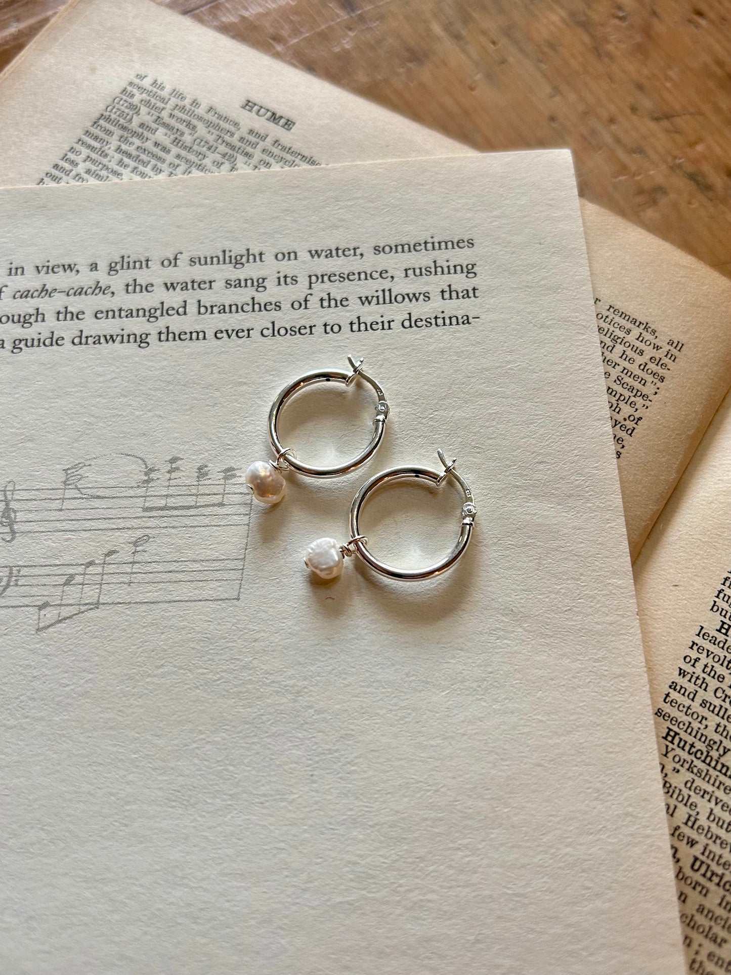 Freshwater Pearl Midi Hinged Hoop Earrings – Sterling Silver (18mm) (small pearl)