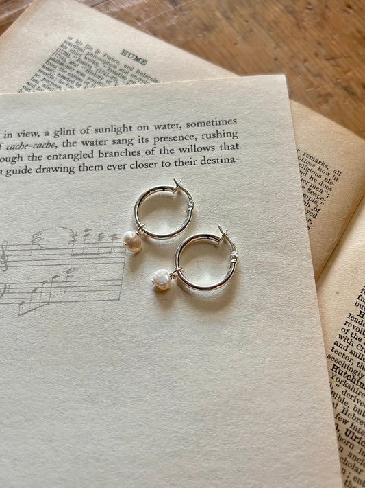 Freshwater Pearl Midi Hinged Hoop Earrings – Sterling Silver (18mm) (small pearl)