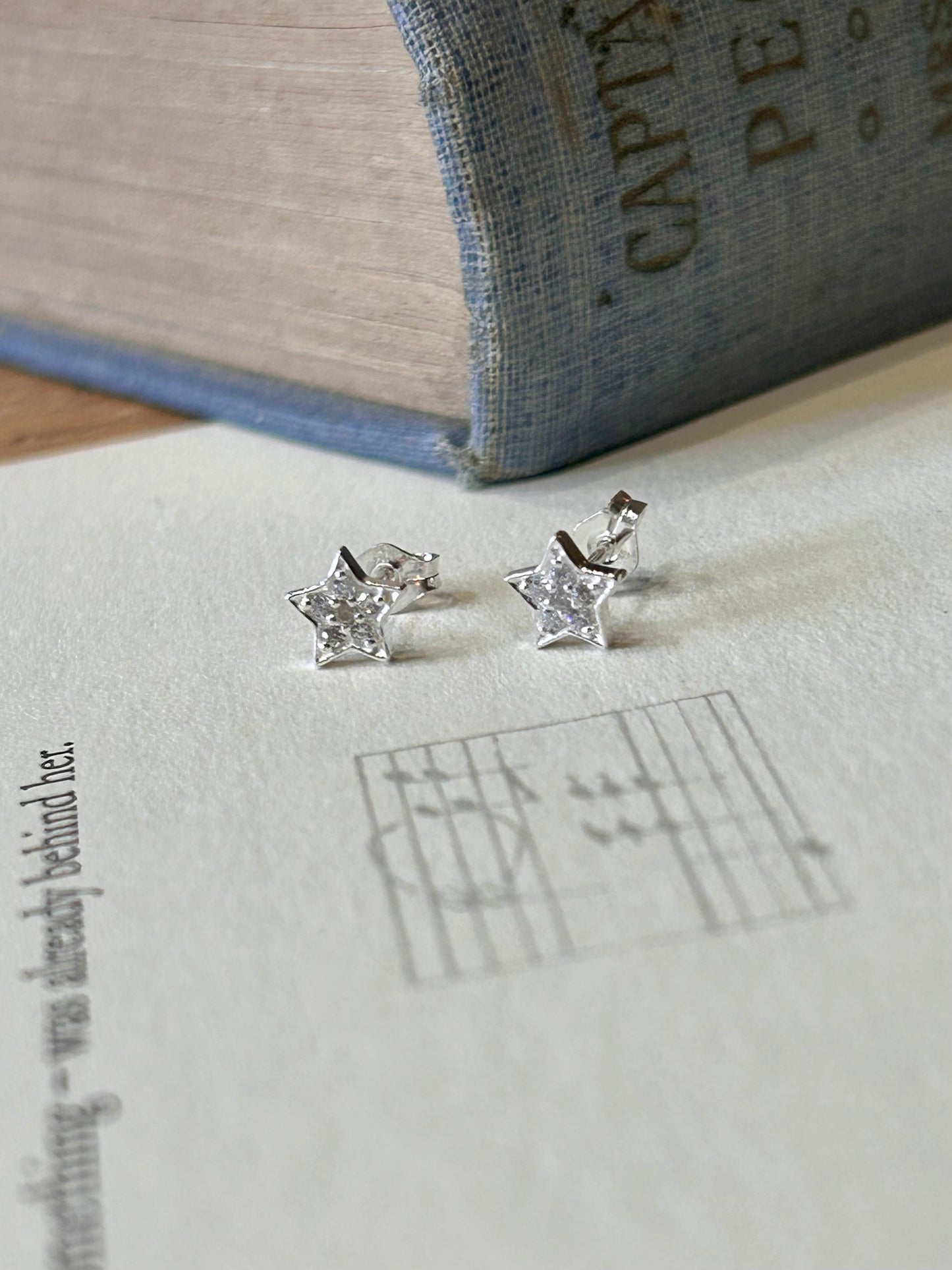 Sparkle star stud earrings 🌟