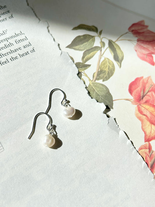 Freshwater pearl single drop earrings