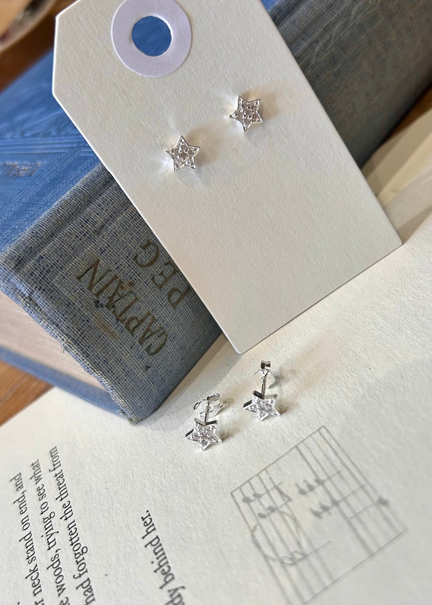 Sparkle star stud earrings 🌟