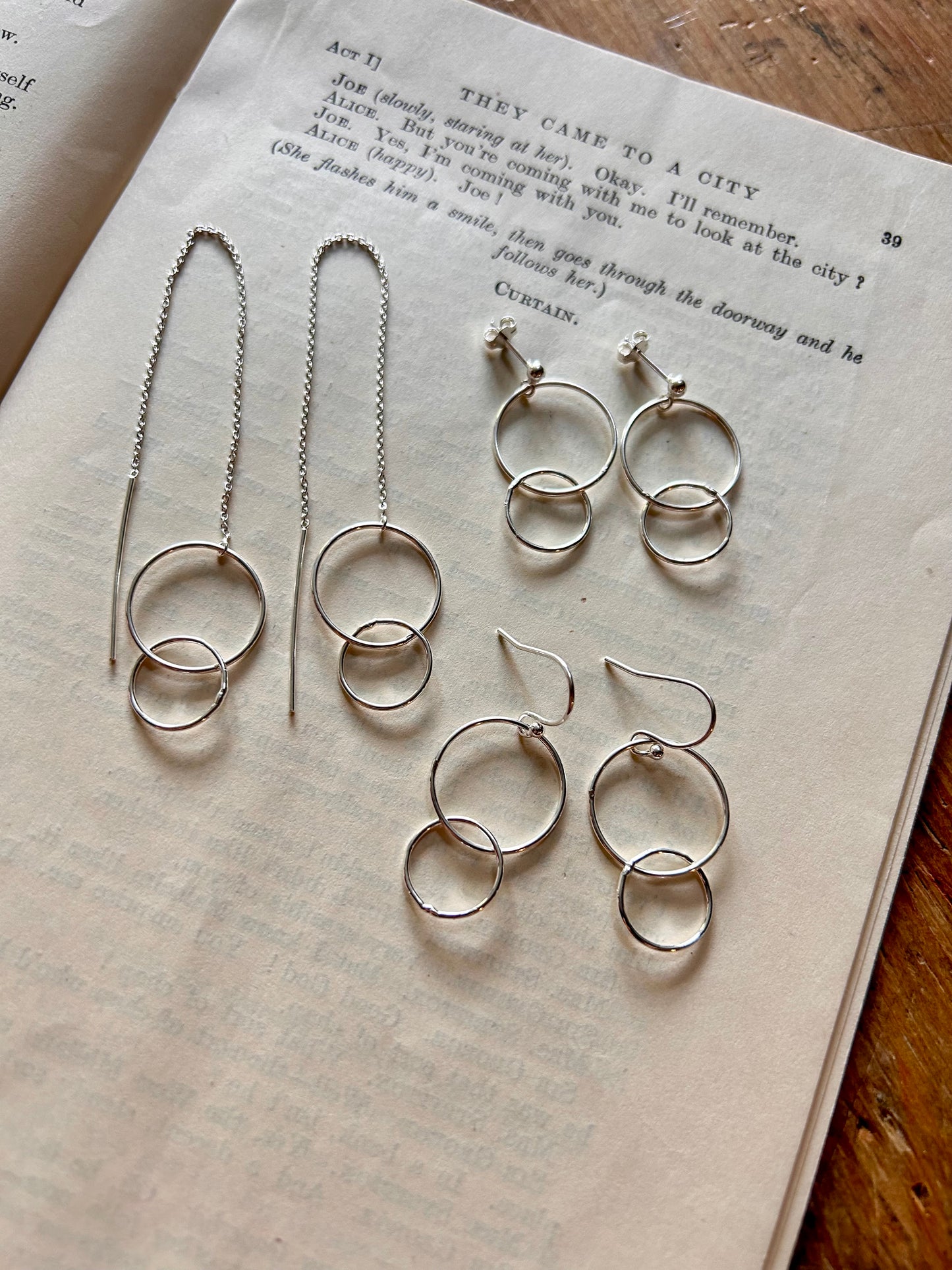 Double circle stud earrings