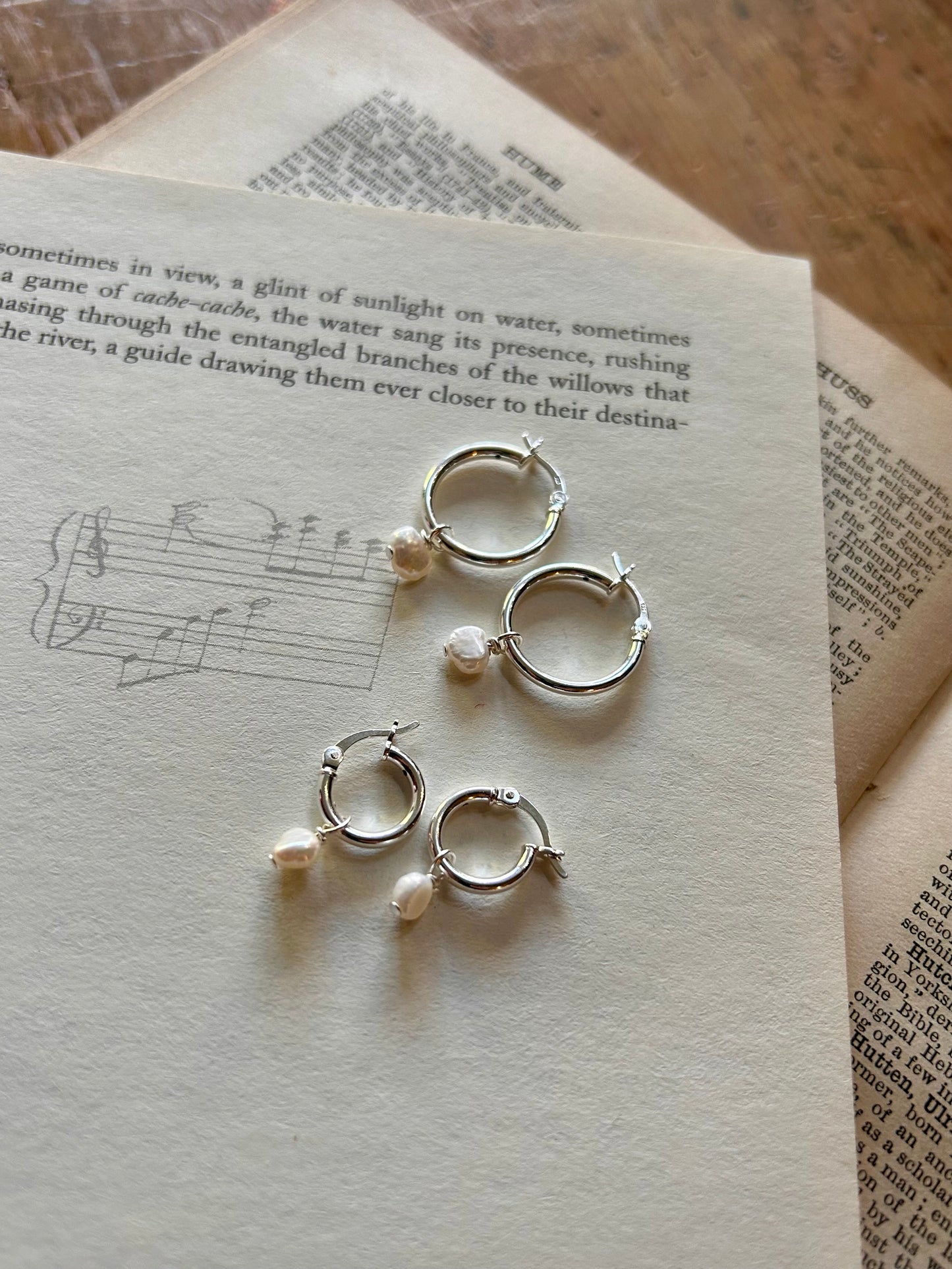Freshwater Pearl Midi Hinged Hoop Earrings – Sterling Silver (18mm) (small pearl)