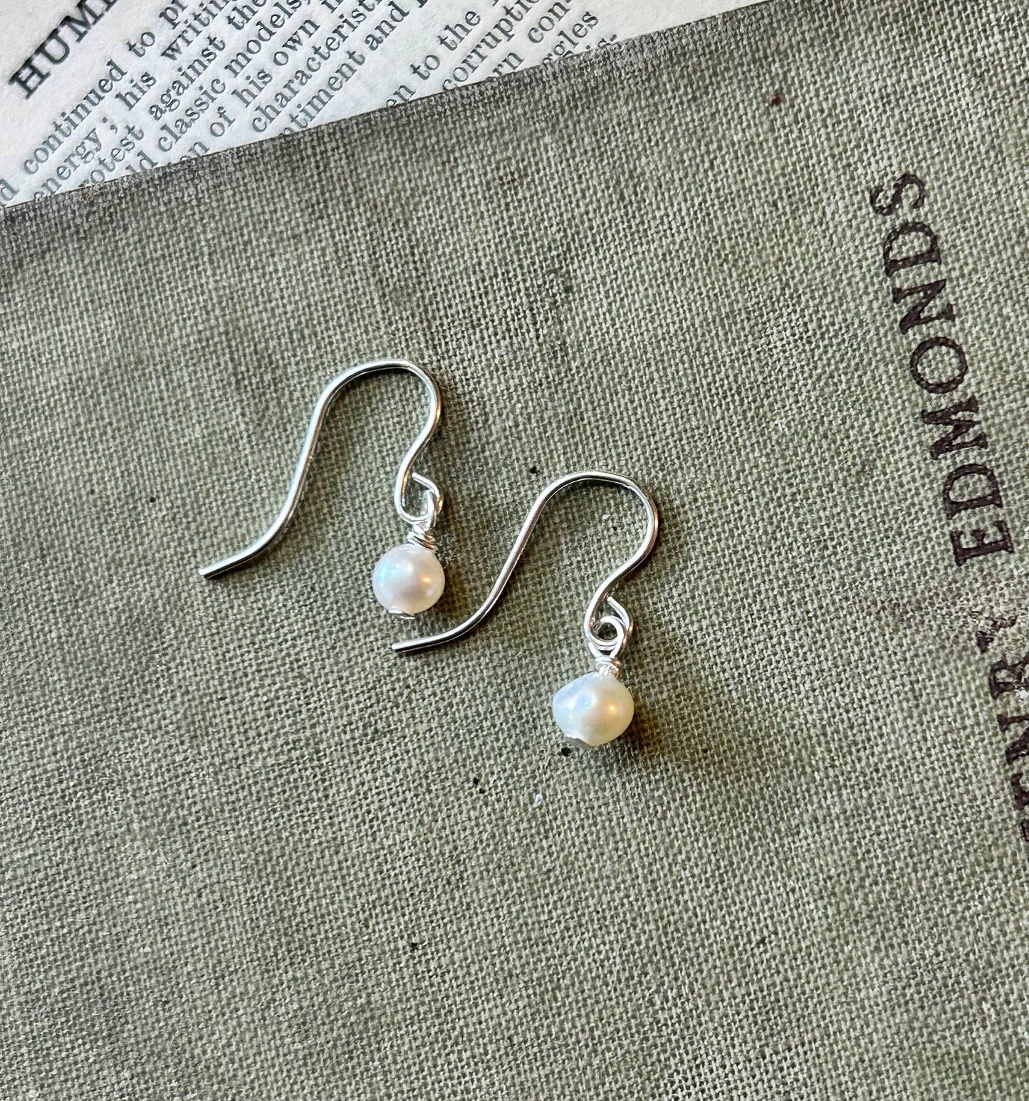 Freshwater pearl single drop earrings
