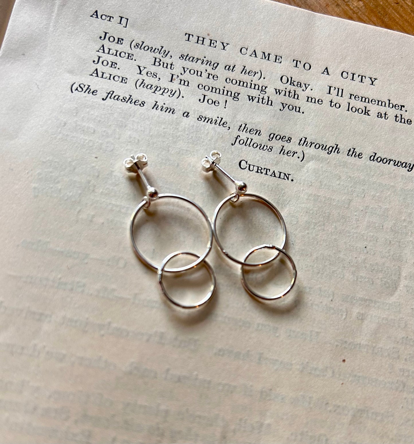 Double circle stud earrings